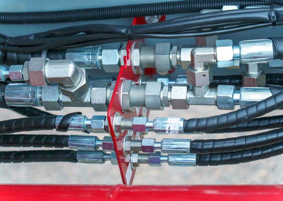 Conexões e engates hidráulicos montados em máquina